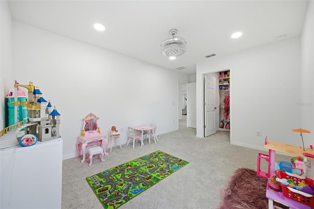 For Sale: $899,000 (5 beds, 4 baths, 3531 Square Feet)