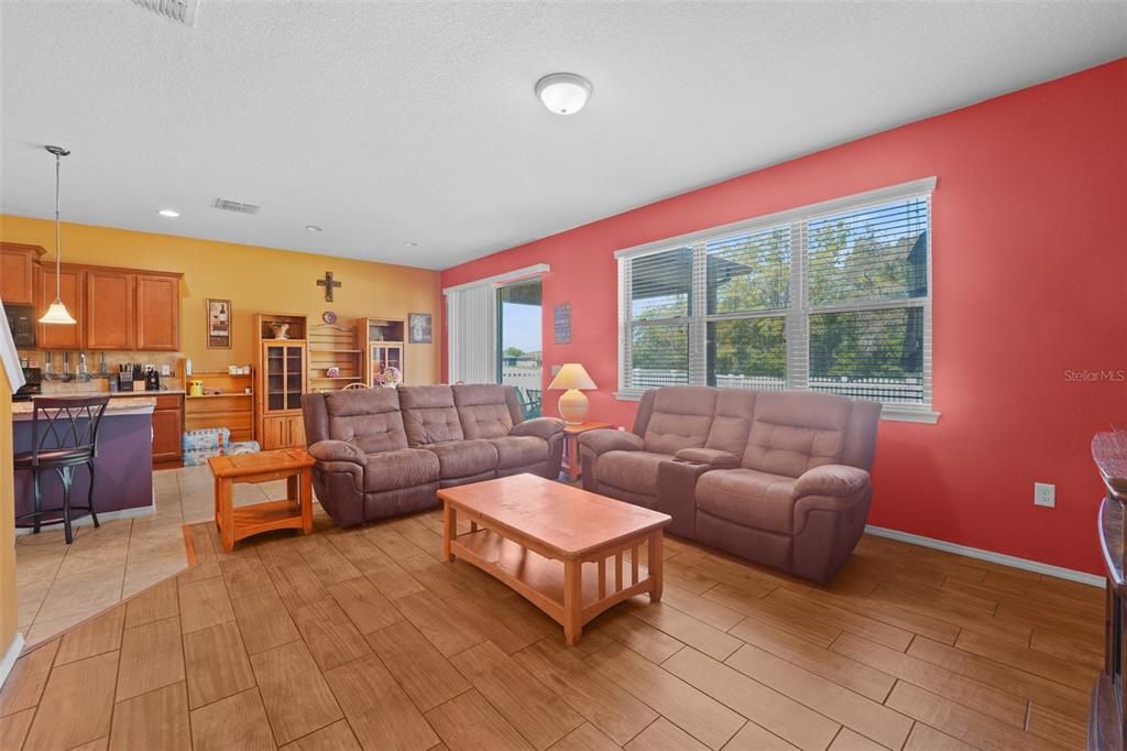 На продажу: $375,000 (4 спален, 2 ванн, 2612 Квадратных фут)