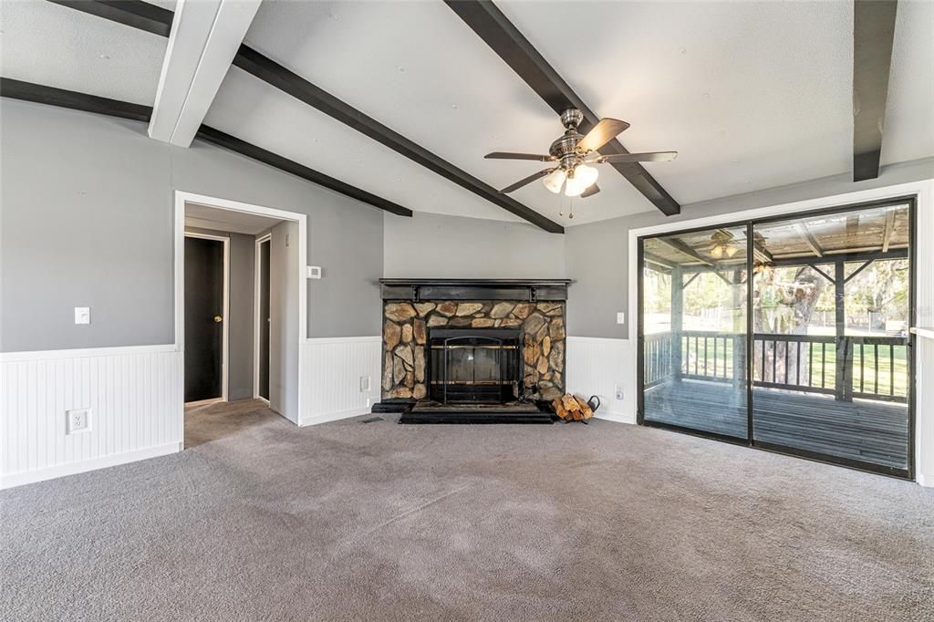 For Sale: $270,000 (3 beds, 3 baths, 1550 Square Feet)