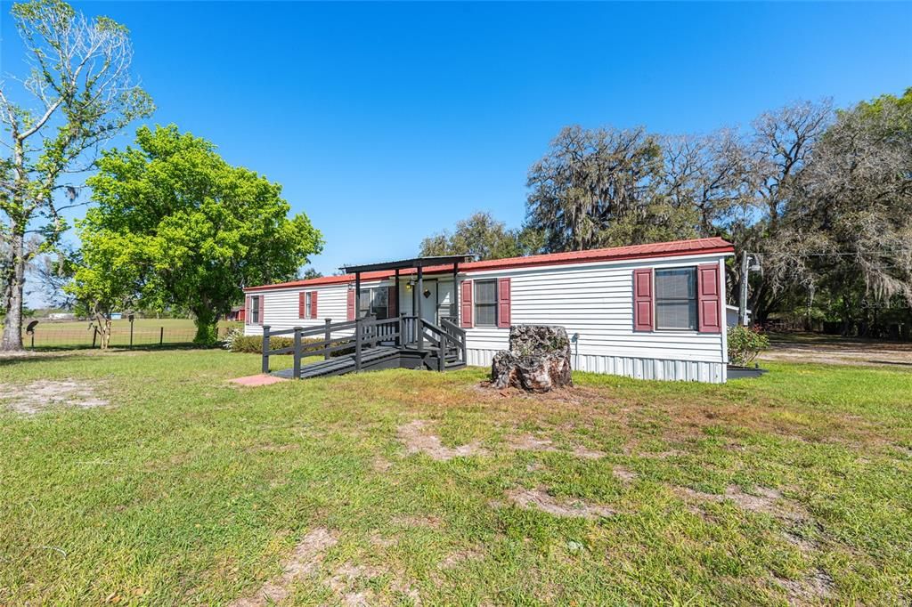 For Sale: $270,000 (3 beds, 3 baths, 1550 Square Feet)