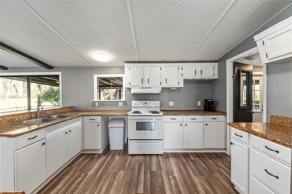 For Sale: $270,000 (3 beds, 3 baths, 1550 Square Feet)