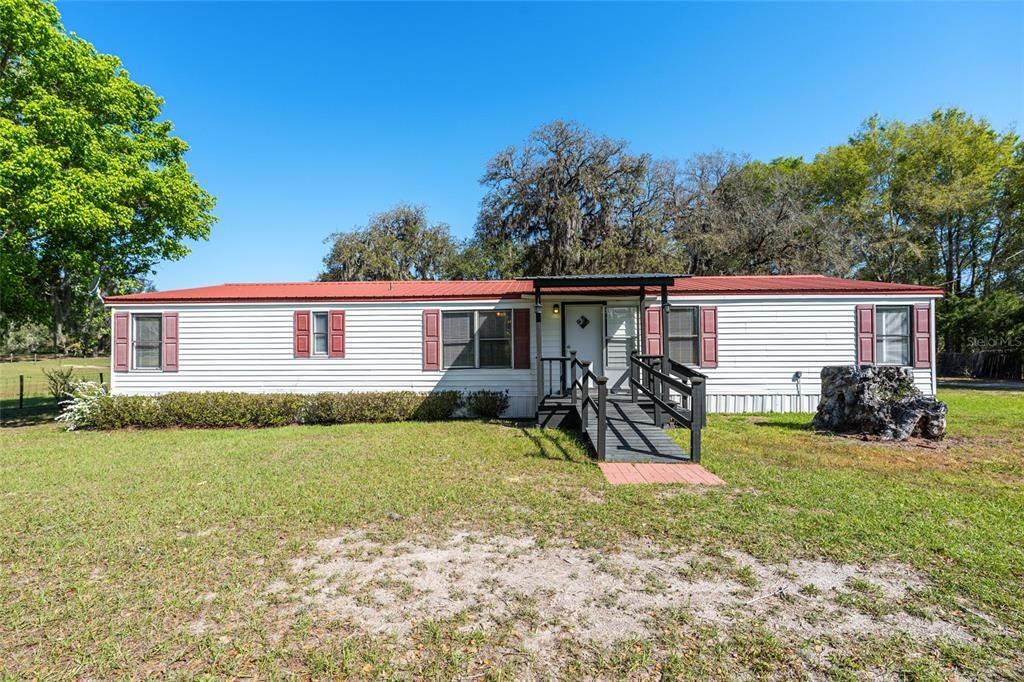 For Sale: $270,000 (3 beds, 3 baths, 1550 Square Feet)