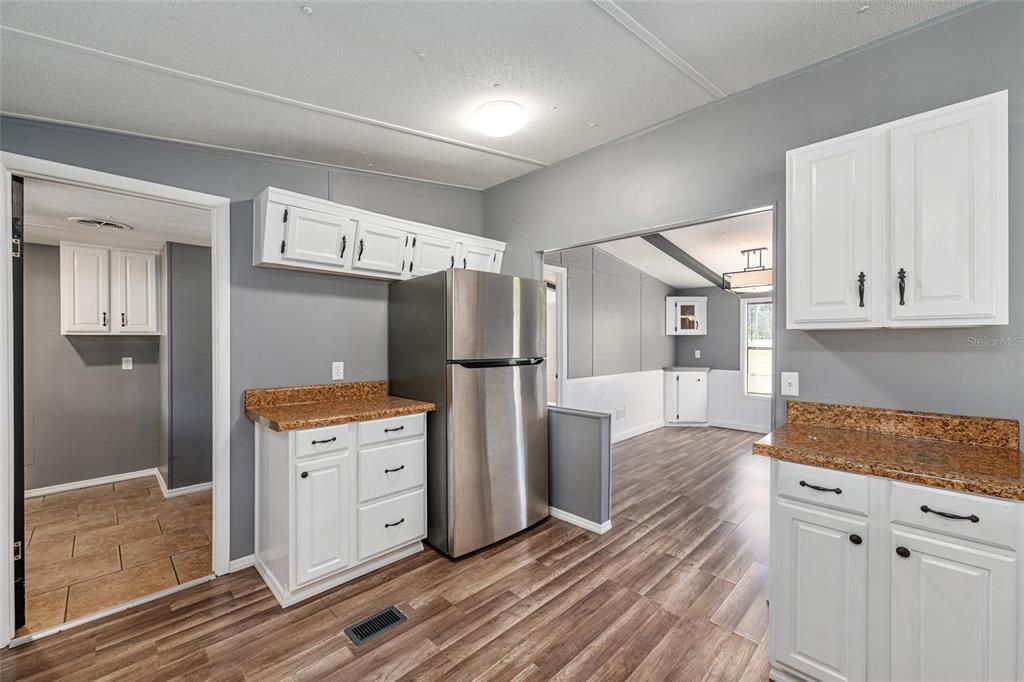 For Sale: $270,000 (3 beds, 3 baths, 1550 Square Feet)