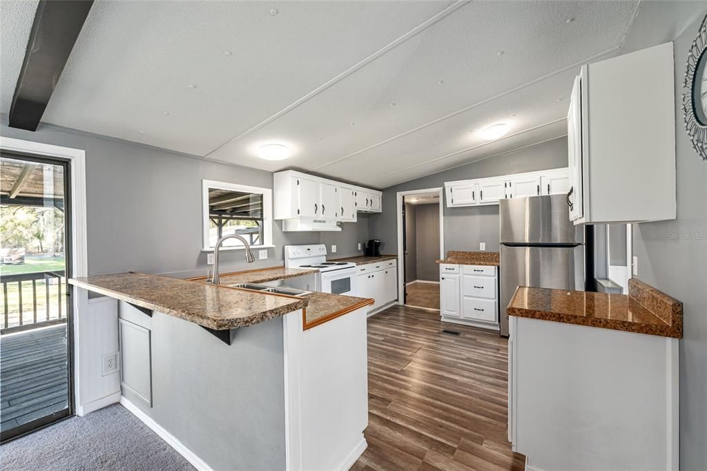 For Sale: $270,000 (3 beds, 3 baths, 1550 Square Feet)