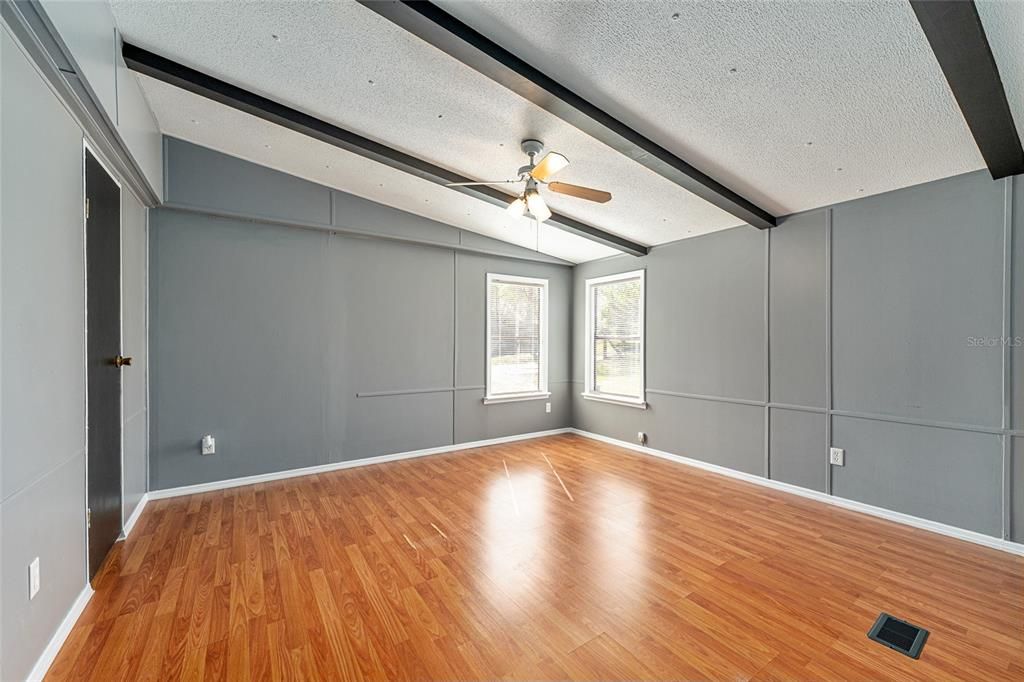 For Sale: $270,000 (3 beds, 3 baths, 1550 Square Feet)