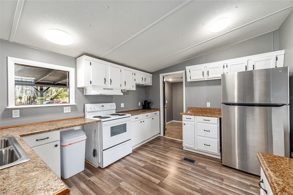 For Sale: $270,000 (3 beds, 3 baths, 1550 Square Feet)
