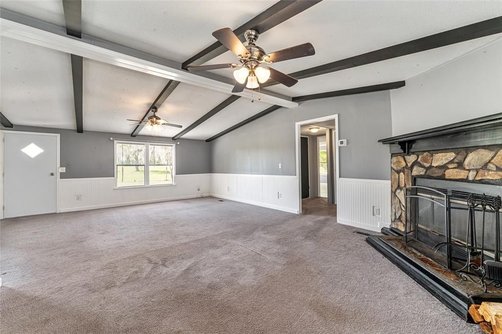 For Sale: $270,000 (3 beds, 3 baths, 1550 Square Feet)