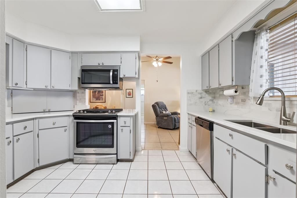 На продажу: $199,900 (2 спален, 2 ванн, 1213 Квадратных фут)
