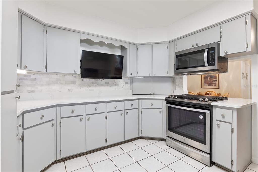 На продажу: $199,900 (2 спален, 2 ванн, 1213 Квадратных фут)