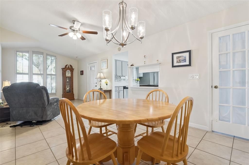 На продажу: $199,900 (2 спален, 2 ванн, 1213 Квадратных фут)