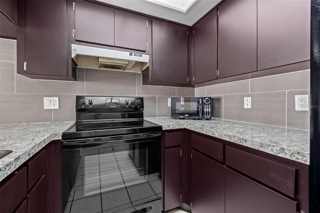 Active With Contract: $1,900 (2 beds, 2 baths, 1030 Square Feet)