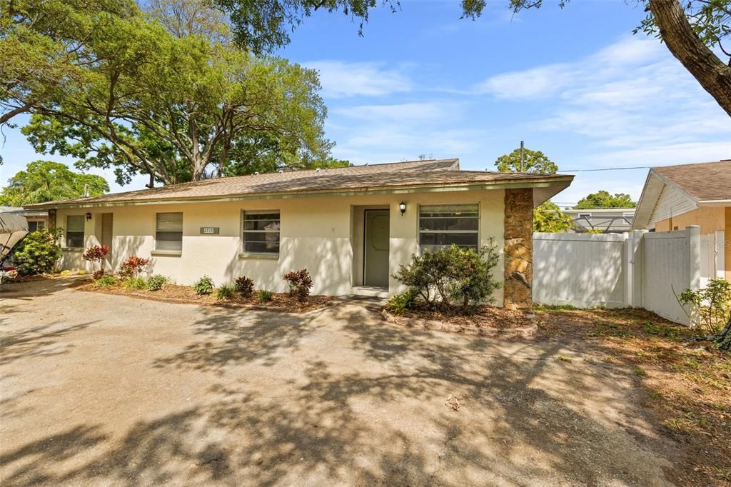 Active With Contract: $1,900 (2 beds, 2 baths, 1030 Square Feet)