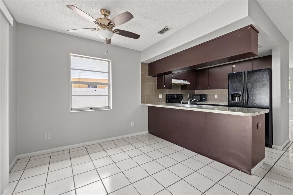 Active With Contract: $1,900 (2 beds, 2 baths, 1030 Square Feet)