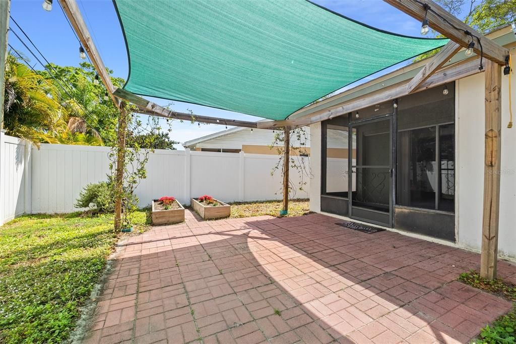Active With Contract: $1,900 (2 beds, 2 baths, 1030 Square Feet)
