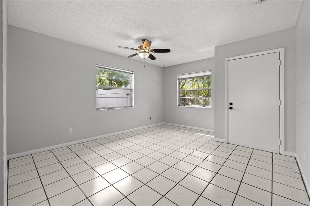 Active With Contract: $1,900 (2 beds, 2 baths, 1030 Square Feet)