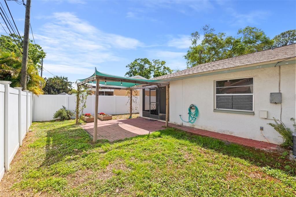 Active With Contract: $1,900 (2 beds, 2 baths, 1030 Square Feet)