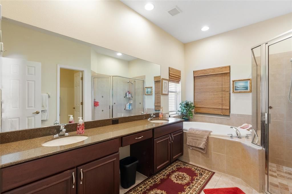 En Venta: $549,900 (4 camas, 2 baños, 2432 Pies cuadrados)