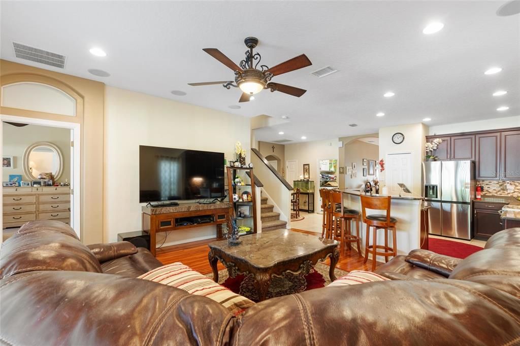 En Venta: $549,900 (4 camas, 2 baños, 2432 Pies cuadrados)