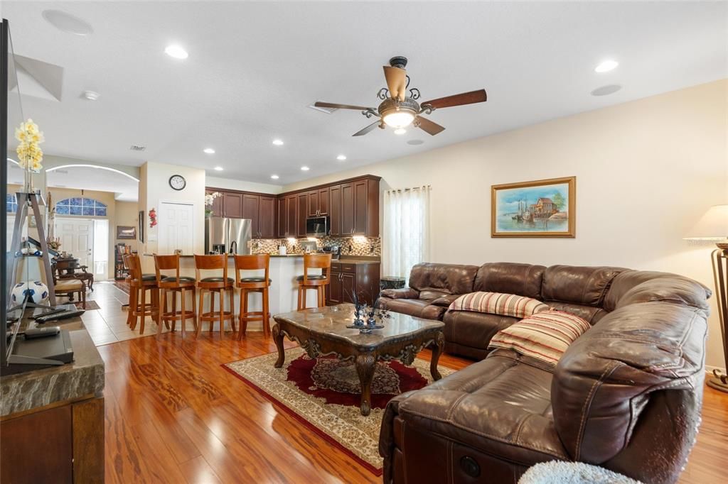 En Venta: $549,900 (4 camas, 2 baños, 2432 Pies cuadrados)
