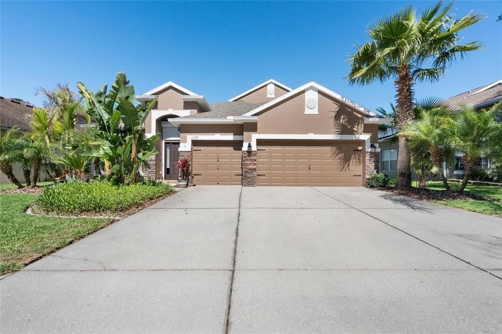 En Venta: $549,900 (4 camas, 2 baños, 2432 Pies cuadrados)