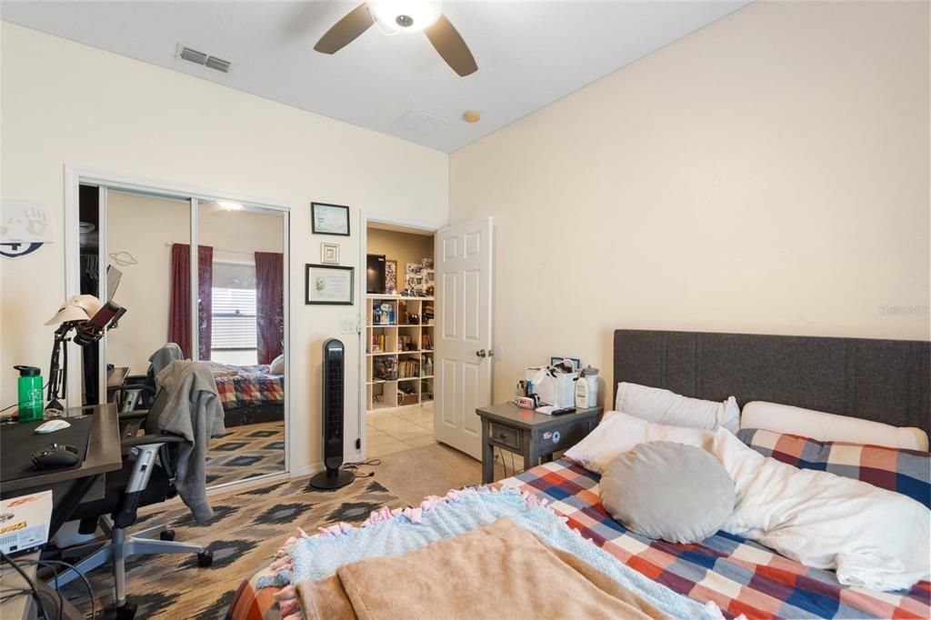 En Venta: $549,900 (4 camas, 2 baños, 2432 Pies cuadrados)
