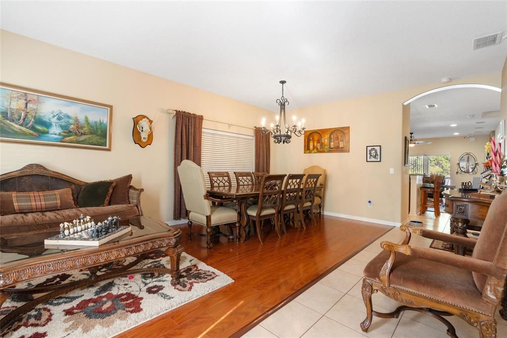 En Venta: $549,900 (4 camas, 2 baños, 2432 Pies cuadrados)