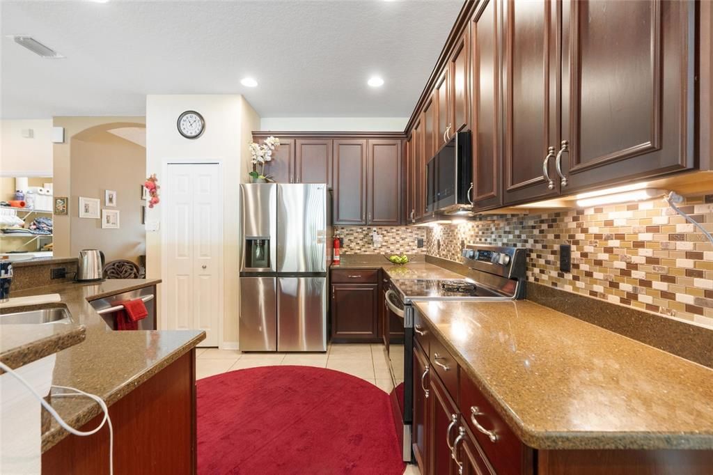 En Venta: $549,900 (4 camas, 2 baños, 2432 Pies cuadrados)