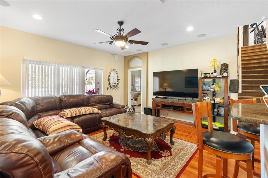 En Venta: $549,900 (4 camas, 2 baños, 2432 Pies cuadrados)