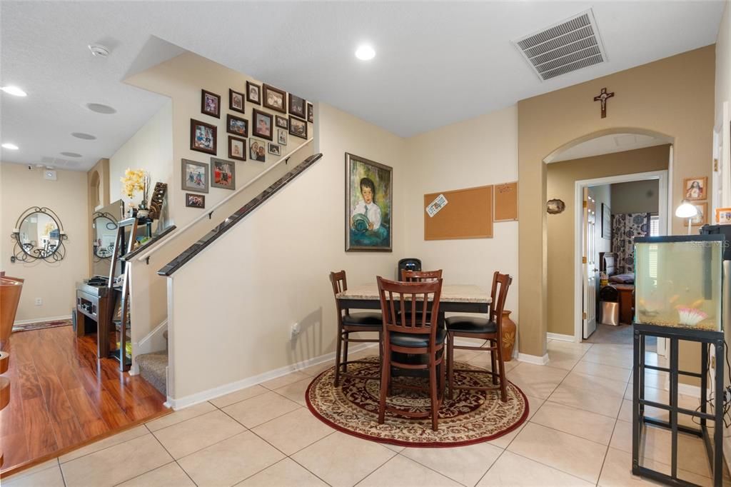 En Venta: $549,900 (4 camas, 2 baños, 2432 Pies cuadrados)
