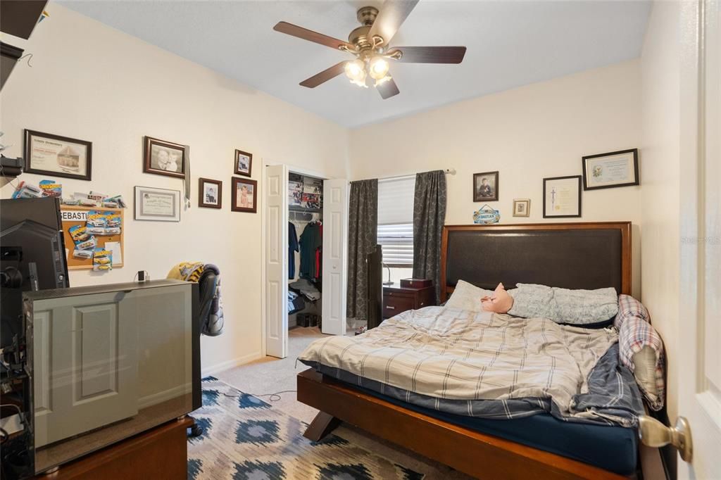En Venta: $549,900 (4 camas, 2 baños, 2432 Pies cuadrados)