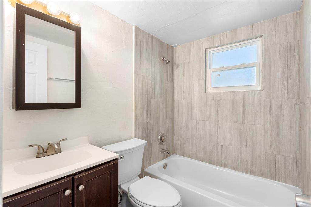 En Venta: $399,000 (4 camas, 0 baños, 1426 Pies cuadrados)