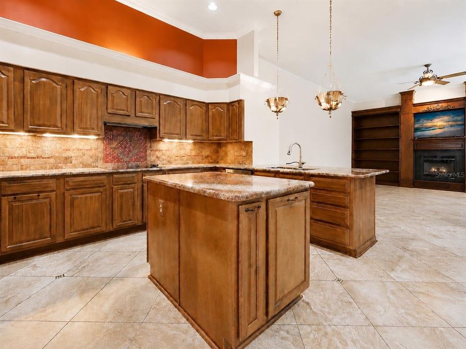 Activo con contrato: $579,000 (4 camas, 3 baños, 2760 Pies cuadrados)