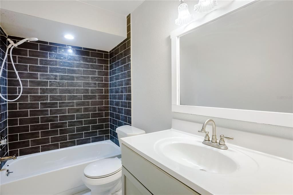 Activo con contrato: $294,000 (2 camas, 2 baños, 1331 Pies cuadrados)