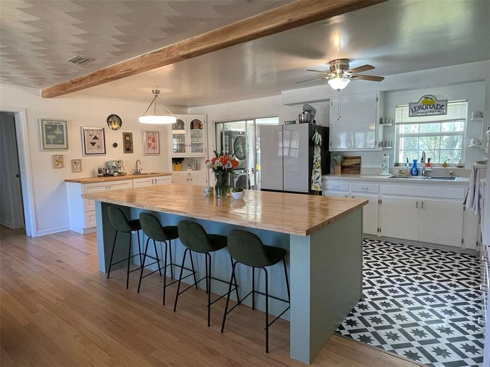 Activo con contrato: $365,000 (3 camas, 2 baños, 2020 Pies cuadrados)
