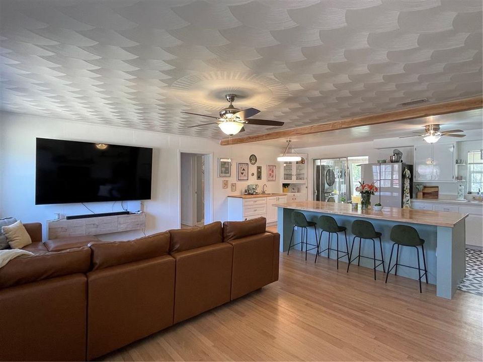 Activo con contrato: $365,000 (3 camas, 2 baños, 2020 Pies cuadrados)