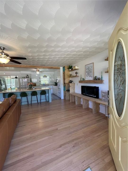 Activo con contrato: $365,000 (3 camas, 2 baños, 2020 Pies cuadrados)