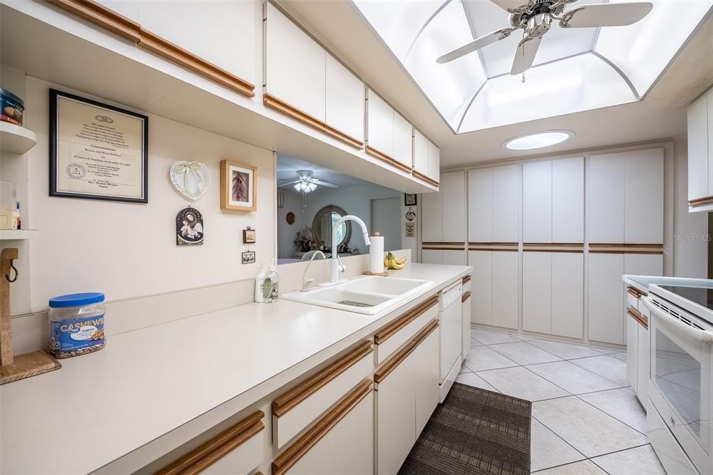 En Venta: $644,900 (4 camas, 3 baños, 2606 Pies cuadrados)