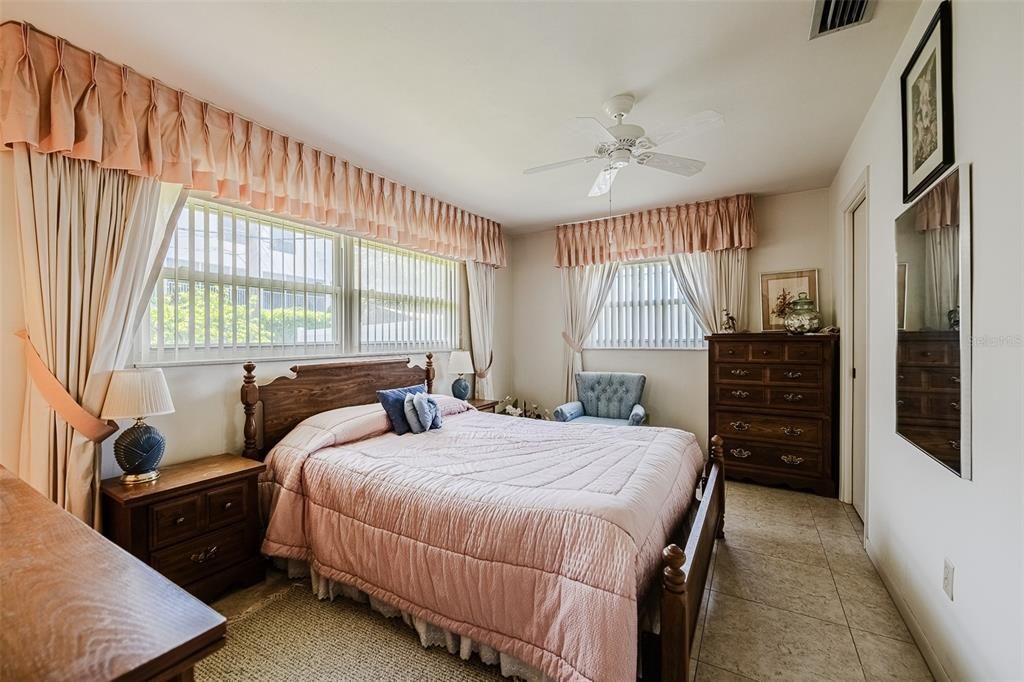En Venta: $644,900 (4 camas, 3 baños, 2606 Pies cuadrados)