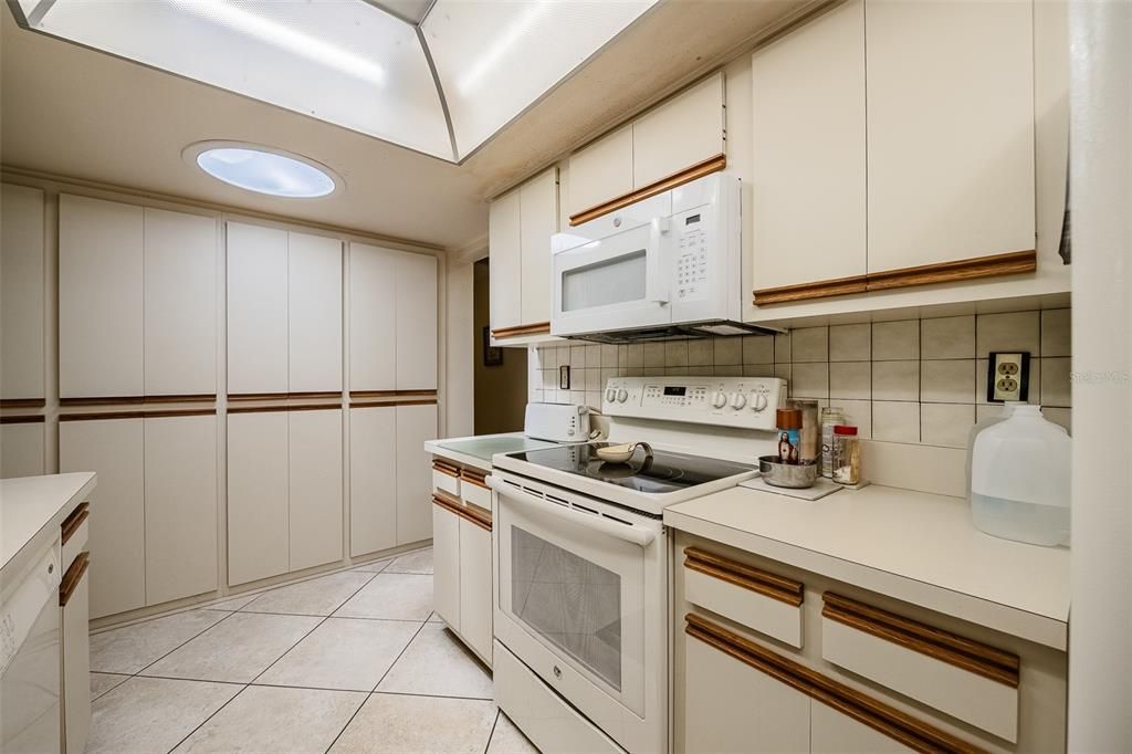 En Venta: $644,900 (4 camas, 3 baños, 2606 Pies cuadrados)