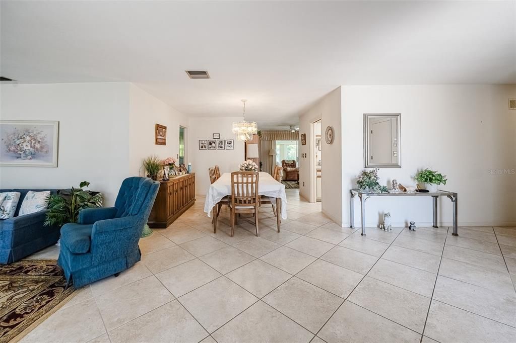 En Venta: $644,900 (4 camas, 3 baños, 2606 Pies cuadrados)