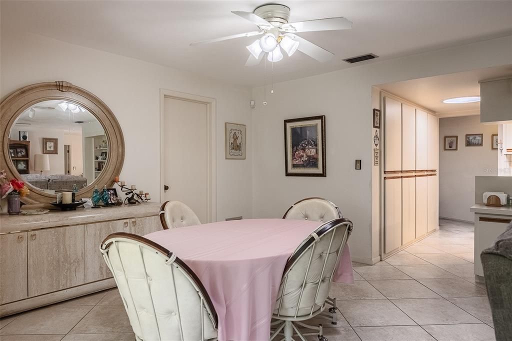 En Venta: $644,900 (4 camas, 3 baños, 2606 Pies cuadrados)
