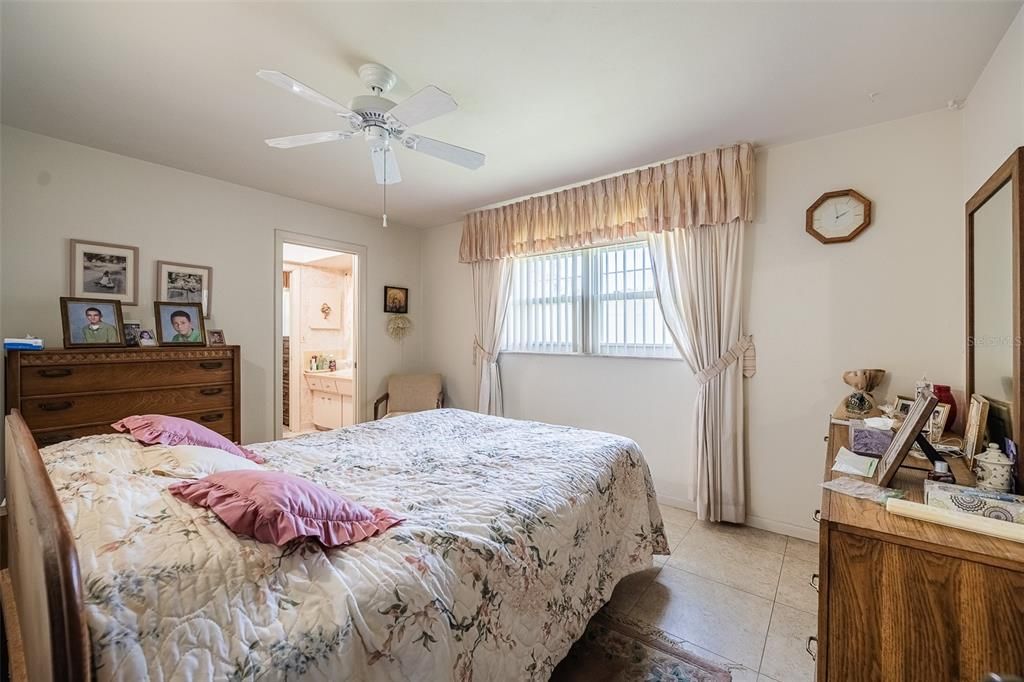 En Venta: $644,900 (4 camas, 3 baños, 2606 Pies cuadrados)