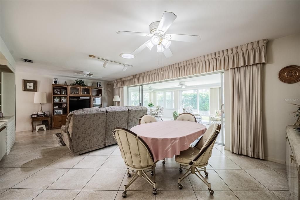 En Venta: $644,900 (4 camas, 3 baños, 2606 Pies cuadrados)