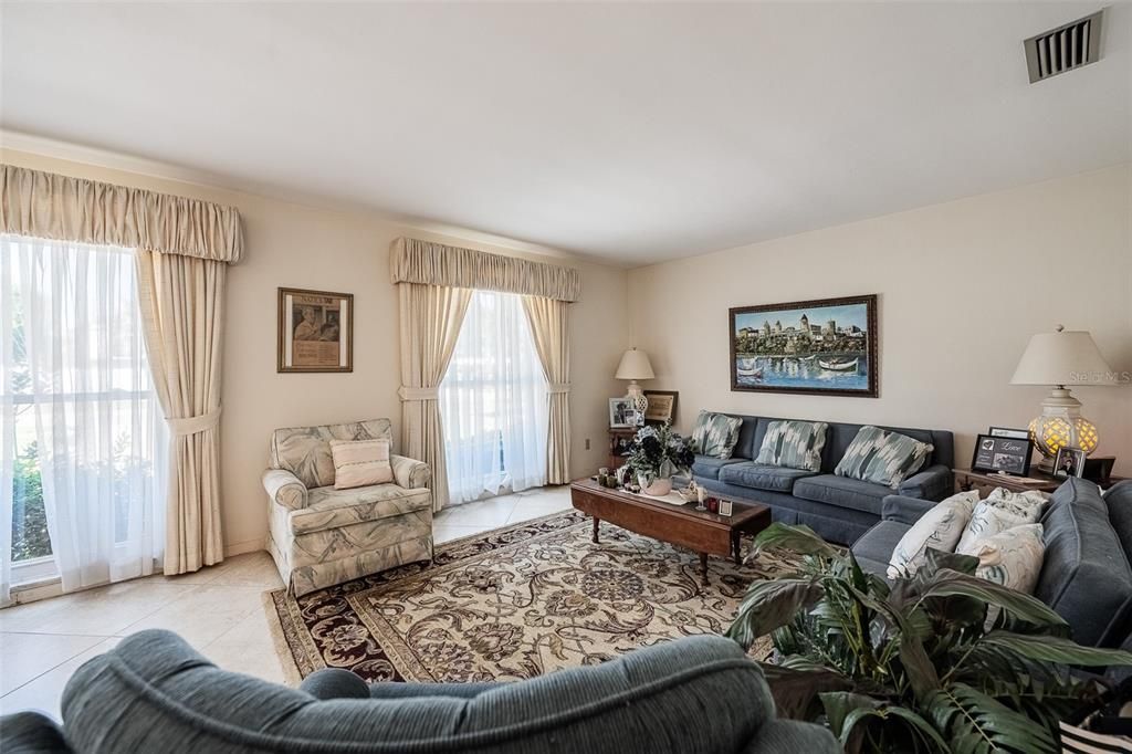 En Venta: $644,900 (4 camas, 3 baños, 2606 Pies cuadrados)