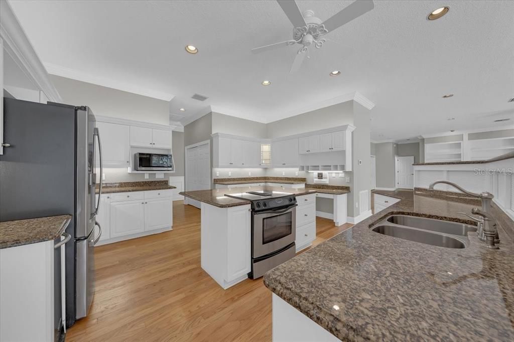 Active With Contract: $975,000 (4 beds, 4 baths, 4690 Square Feet)