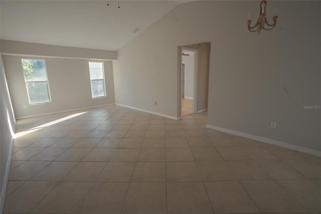 Под контрактом: $249,999 (3 спален, 2 ванн, 1845 Квадратных фут)