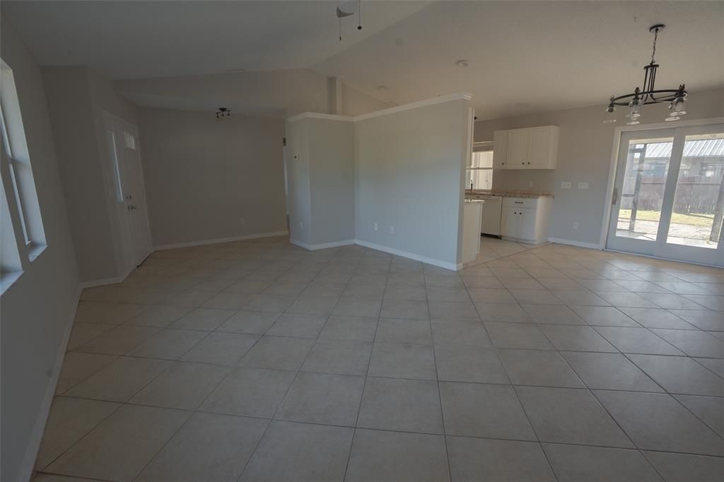 Под контрактом: $249,999 (3 спален, 2 ванн, 1845 Квадратных фут)
