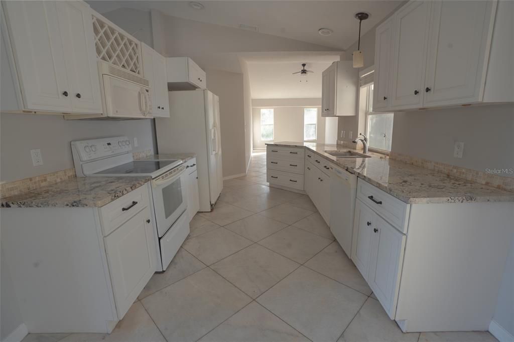 Под контрактом: $249,999 (3 спален, 2 ванн, 1845 Квадратных фут)
