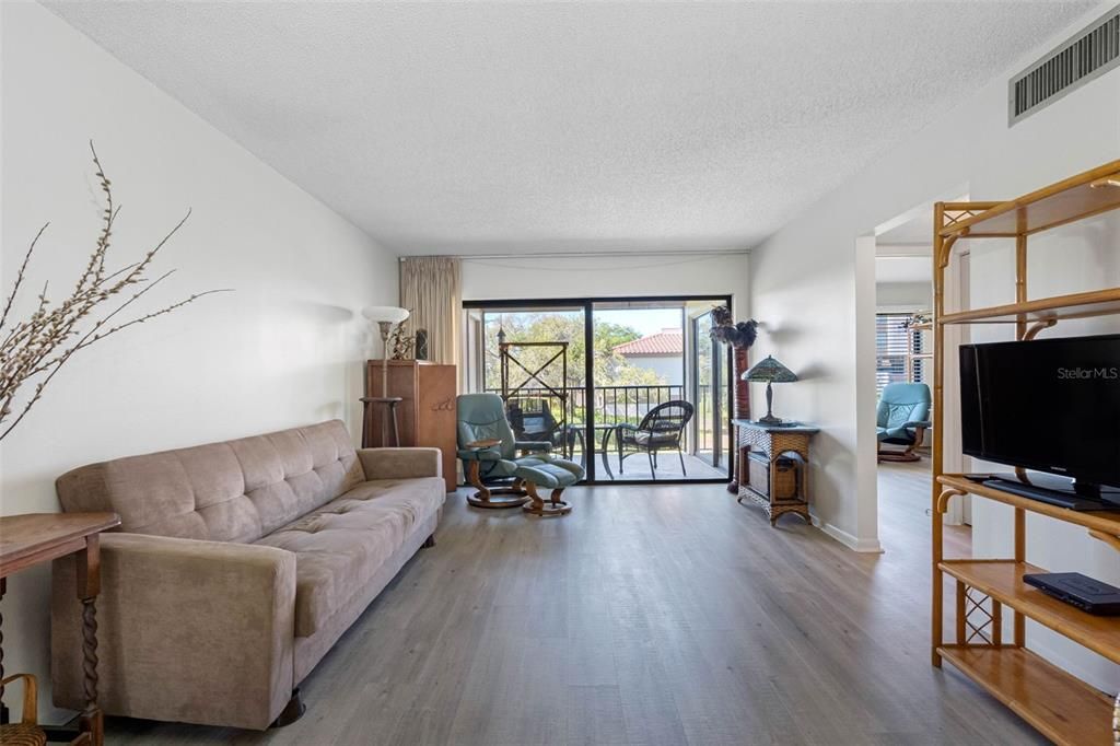 En Venta: $249,000 (2 camas, 2 baños, 890 Pies cuadrados)