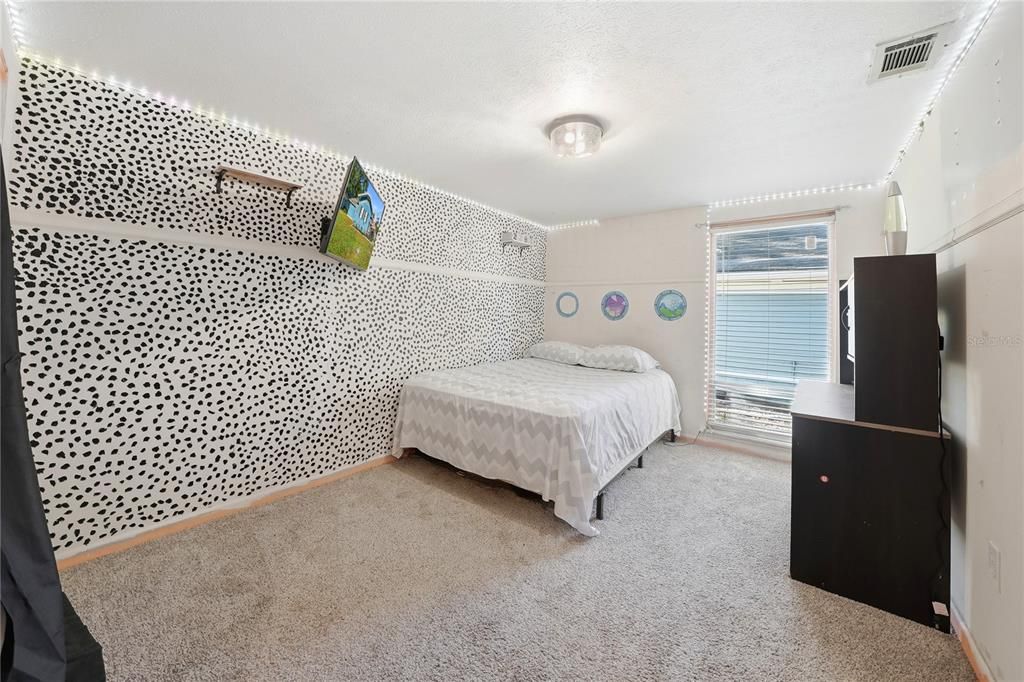Под контрактом: $299,999 (4 спален, 2 ванн, 1756 Квадратных фут)